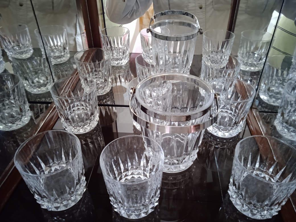 Vasos y copas de cristal tallado alineados antes del embalaje