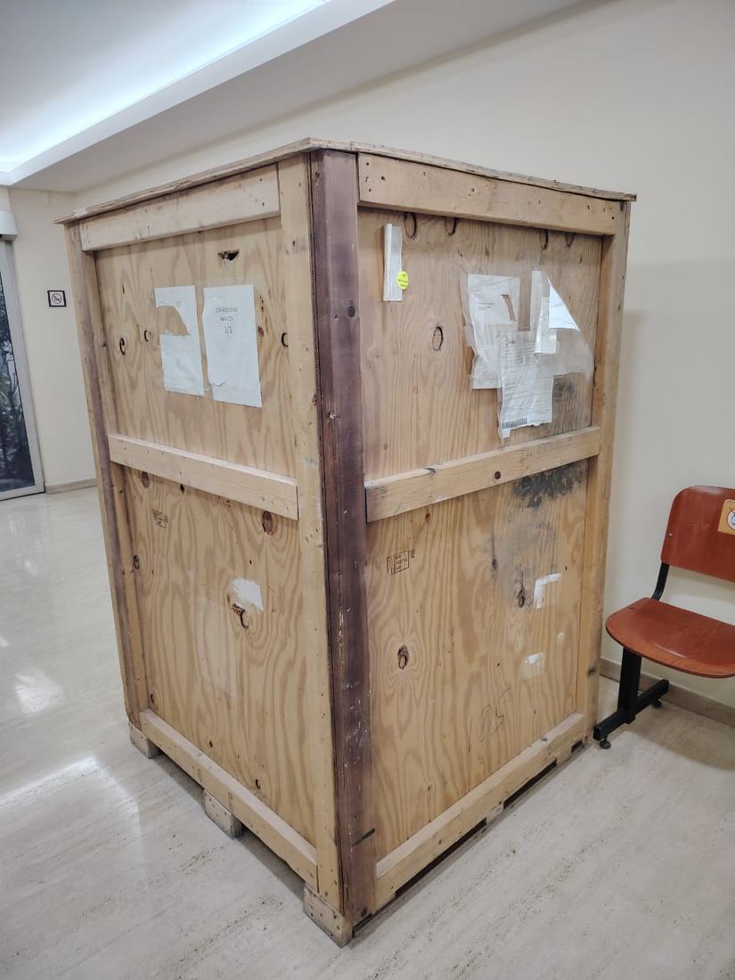 Guacal de madera cerrado, con sus etiquetas, listo para despacho