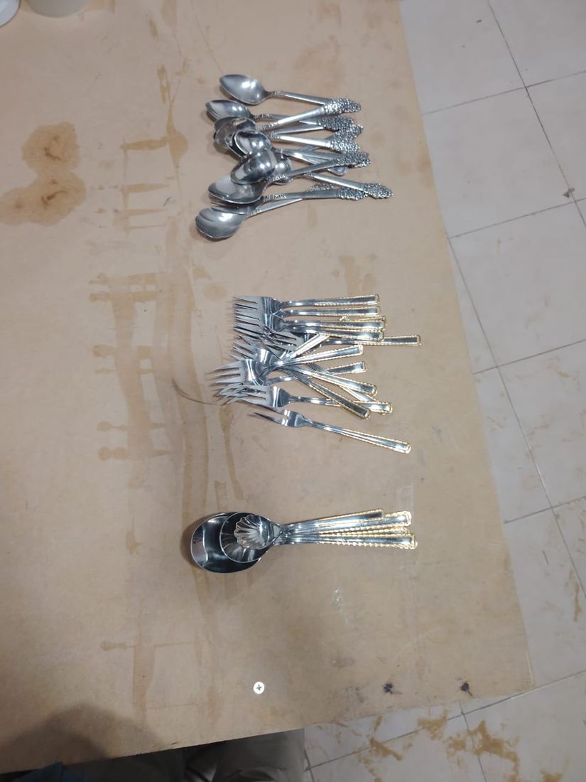 Cubertería ordenada sobre una mesa antes de envolverla