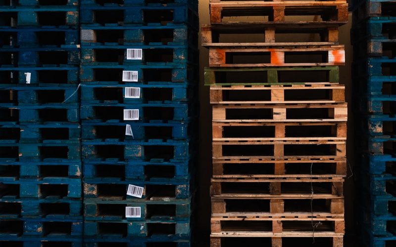 Palets apilados y etiquetados, listos para agrupar carga