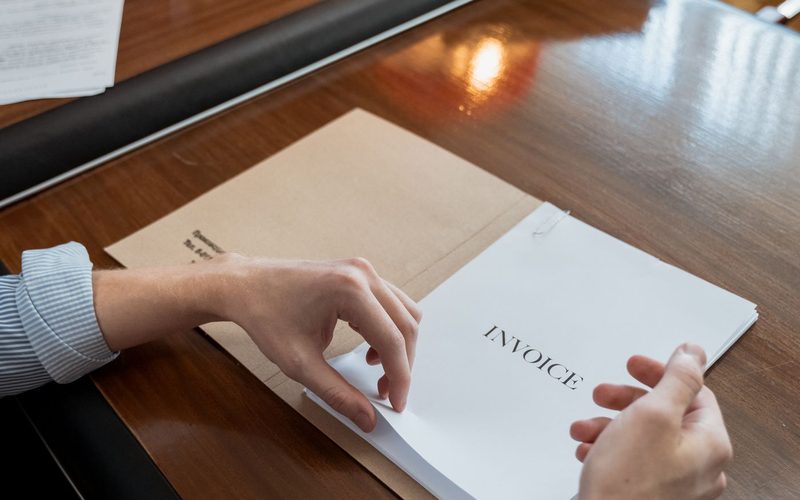 Documentación de embarque revisada sobre un escritorio